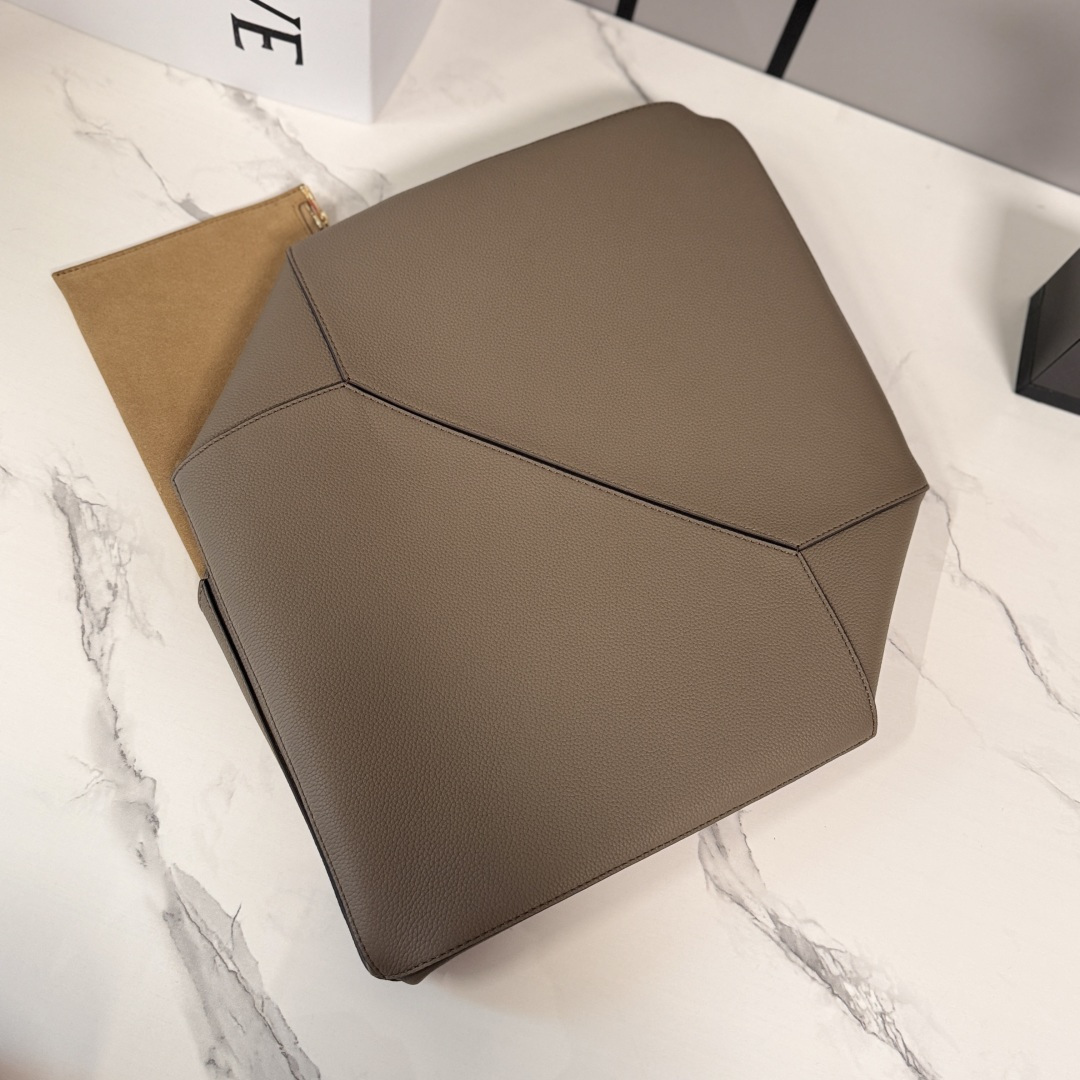 L⊚℮w℮新款🆕大号 柔软粒面 牛皮革横版 Puzzle Fold 手袋 采用轻盈的几何结构设计 ，能够