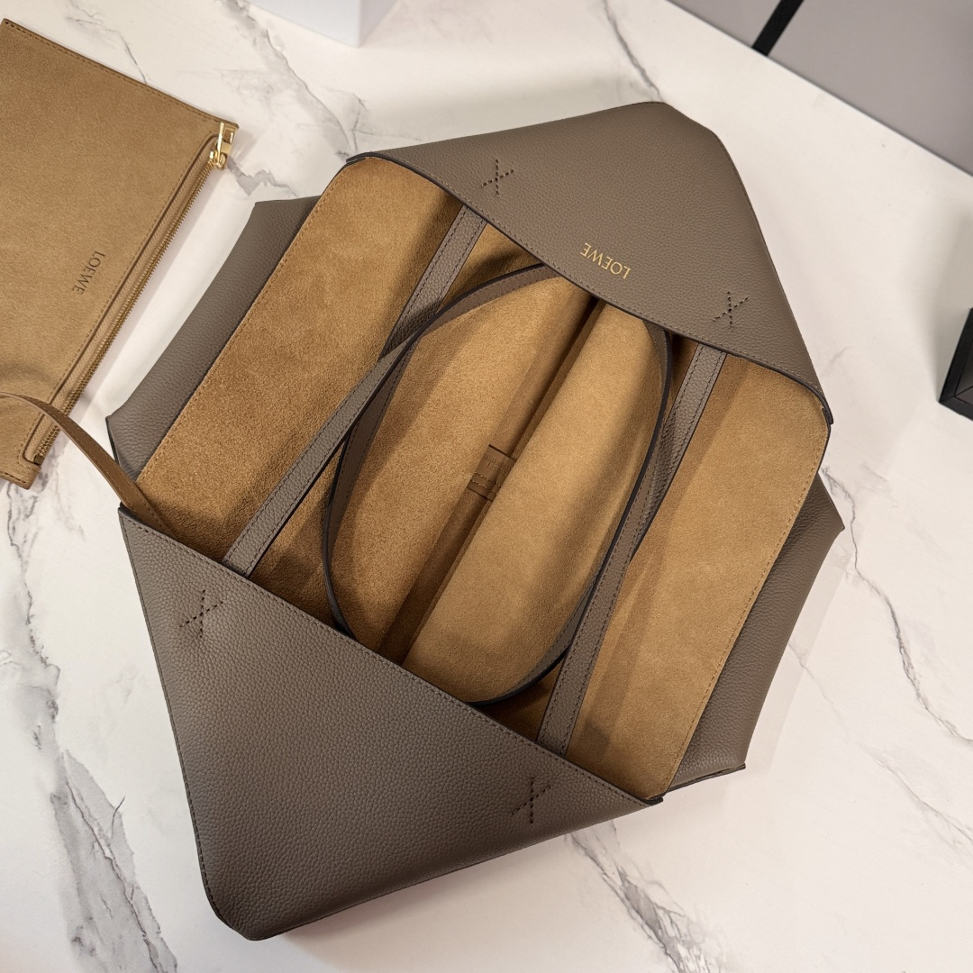 L⊚℮w℮新款🆕大号 柔软粒面 牛皮革横版 Puzzle Fold 手袋 采用轻盈的几何结构设计 ，能够