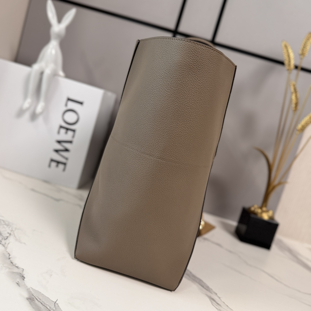 L⊚℮w℮新款🆕大号 柔软粒面 牛皮革横版 Puzzle Fold 手袋 采用轻盈的几何结构设计 ，能够