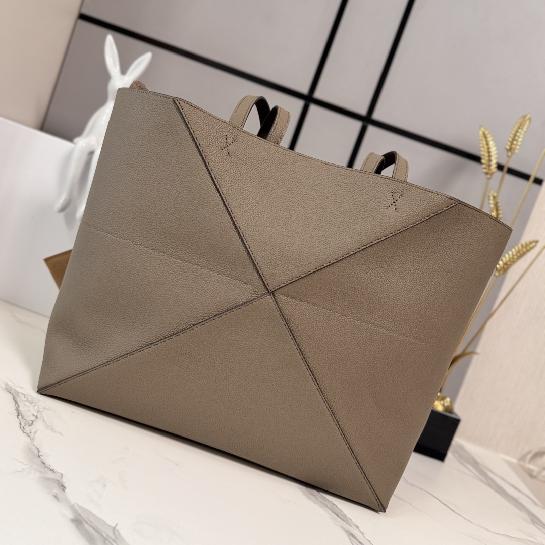 L⊚℮w℮新款🆕大号 柔软粒面 牛皮革横版 Puzzle Fold 手袋 采用轻盈的几何结构设计 ，能够