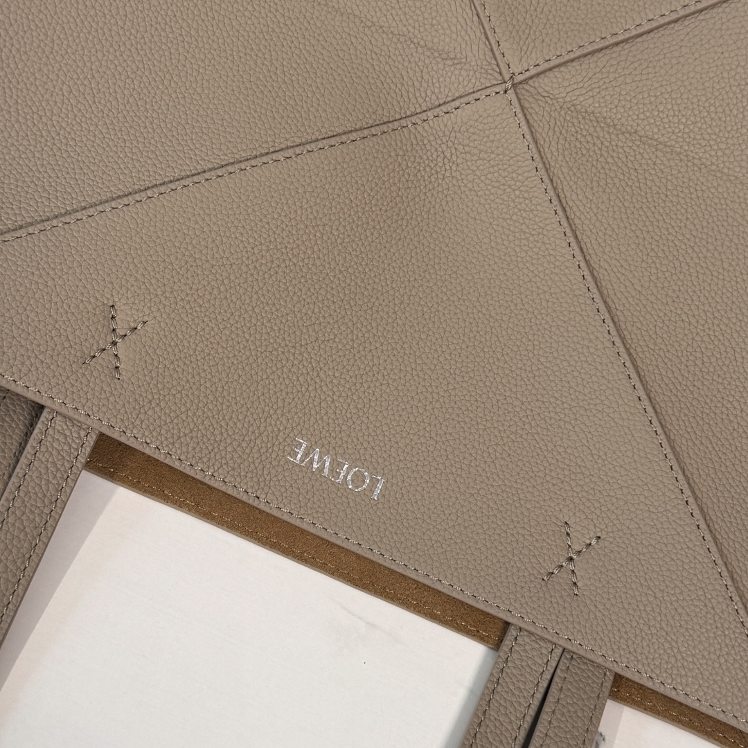 L⊚℮w℮新款🆕大号 柔软粒面 牛皮革横版 Puzzle Fold 手袋 采用轻盈的几何结构设计 ，能够