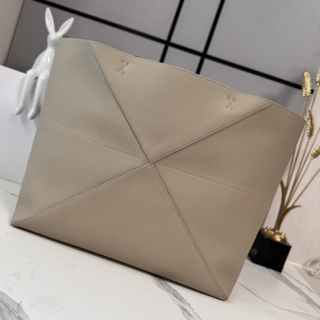 L⊚℮w℮新款🆕大号 柔软粒面 牛皮革横版 Puzzle Fold 手袋 采用轻盈的几何结构设计 ，能够