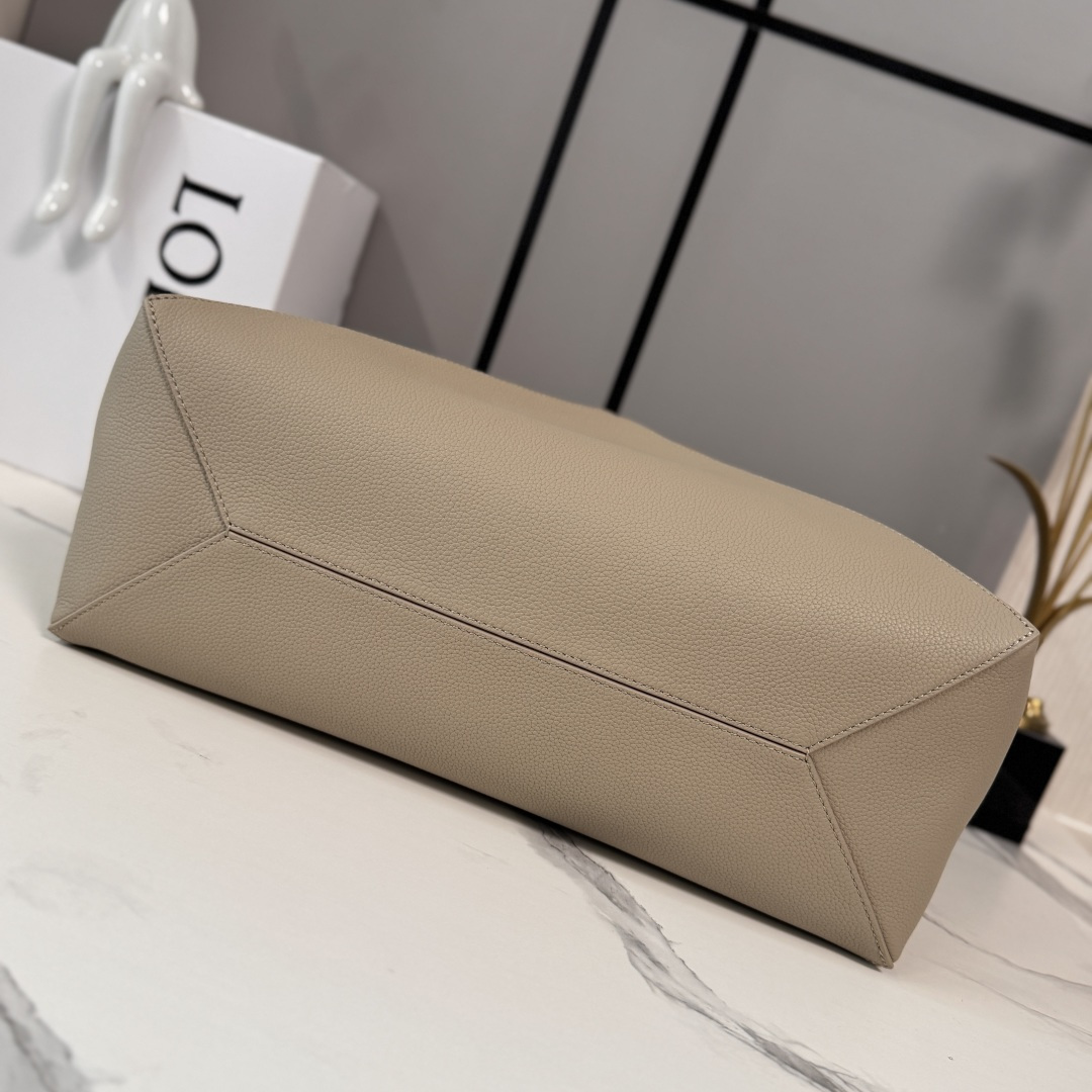 L⊚℮w℮新款🆕大号 柔软粒面 牛皮革横版 Puzzle Fold 手袋 采用轻盈的几何结构设计 ，能够