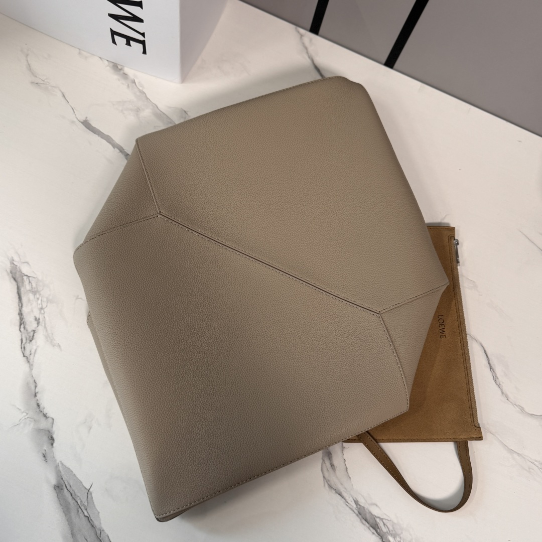 L⊚℮w℮新款🆕大号 柔软粒面 牛皮革横版 Puzzle Fold 手袋 采用轻盈的几何结构设计 ，能够