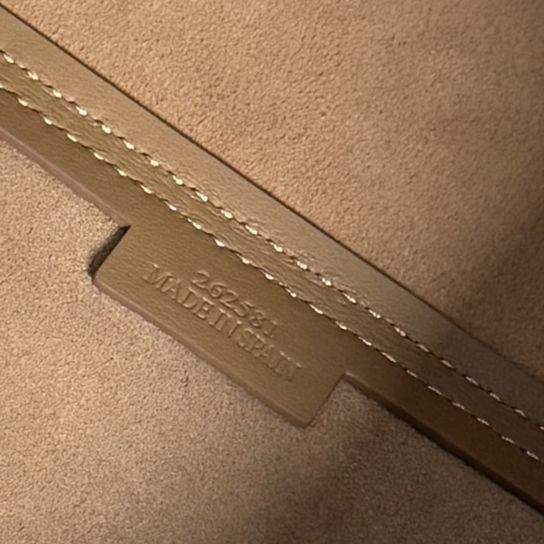 L⊚℮w℮新款🆕大号 柔软粒面 牛皮革横版 Puzzle Fold 手袋 采用轻盈的几何结构设计 ，能够