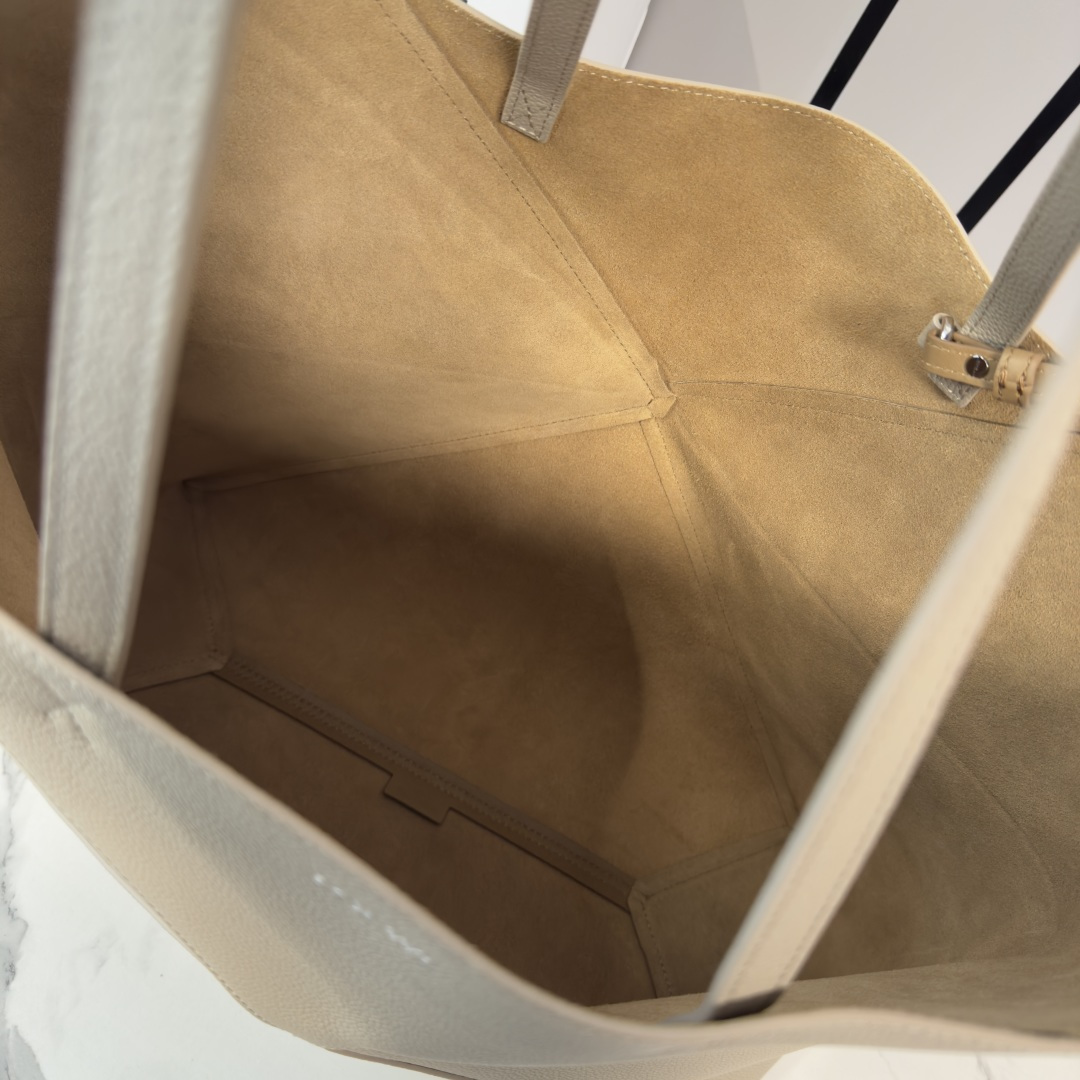 L⊚℮w℮新款🆕大号 柔软粒面 牛皮革横版 Puzzle Fold 手袋 采用轻盈的几何结构设计 ，能够