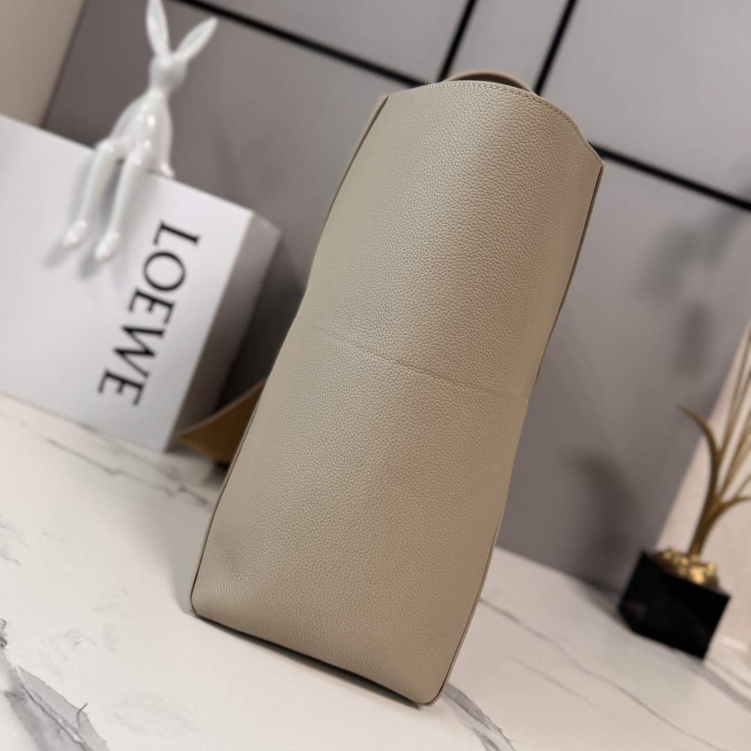 L⊚℮w℮新款🆕大号 柔软粒面 牛皮革横版 Puzzle Fold 手袋 采用轻盈的几何结构设计 ，能够