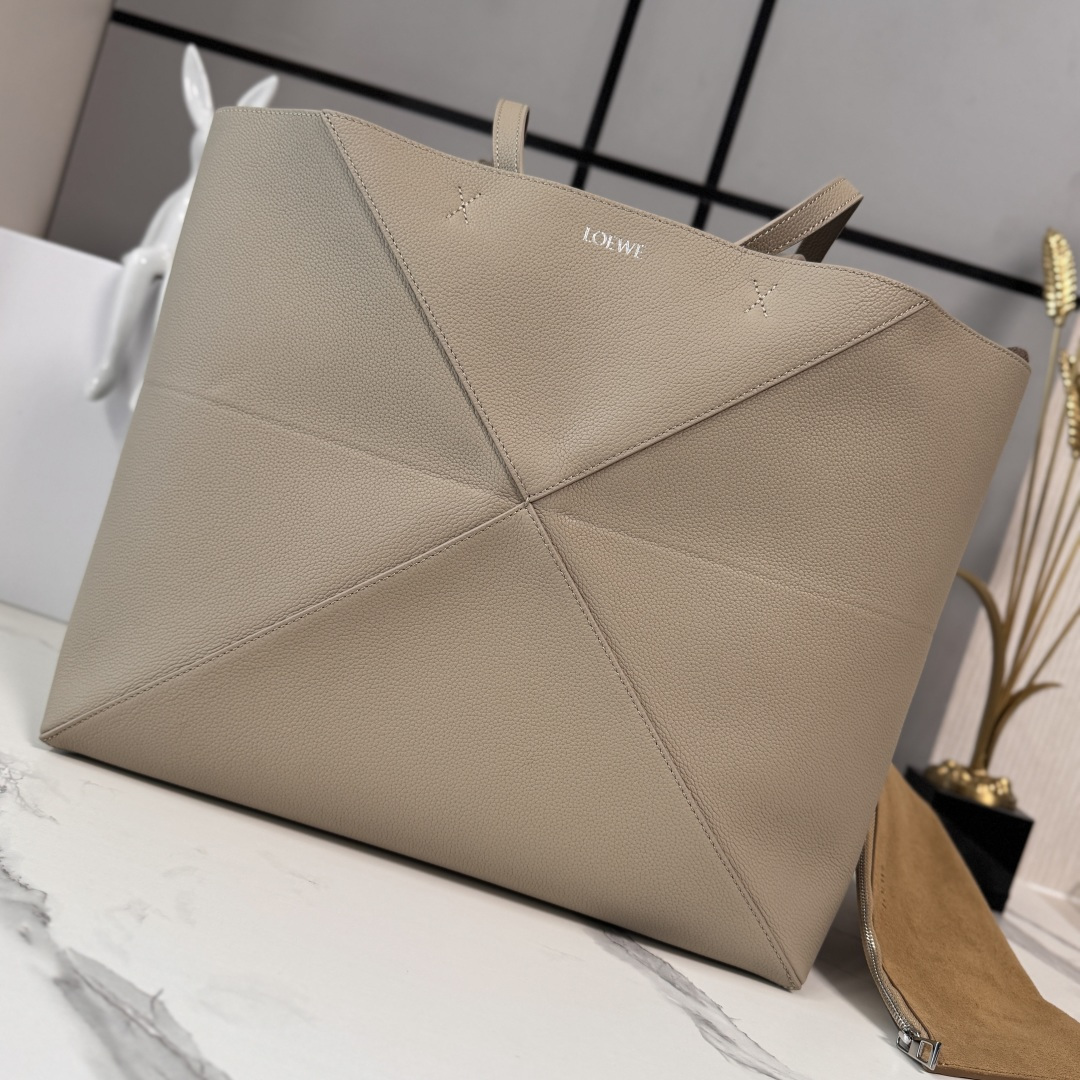 NO:670727,Lw's new large soft grained cow leather horizontal version Puzzle Fold handbag adopts a lightweight geometric structure design and can be folded completely flat, making it a good travel companion. This large version is made of the newly launched soft grained cow leather. It can be carried on the shoulder or in the hand and has a detachable suede zipper inner bag. Suede lining Lw hot stamping. size: 37*14.5*33CM Model No. 052565, Folding bag Puzzle Fold  Tote, cowhide19860909Lw新款大号 柔软粒面 牛皮革横版 Puzzle Fold 手袋 采用轻盈的几何结构设计 ,能够完全扁平折叠 是旅行良伴.此大号版本采用全新推出的柔软粒面牛皮革制成 肩背或手提*拆卸绒面革拉链内袋 绒面革衬里Lw烫金. size:37*14.5*33CＭ 型号052565,折叠包Puzzle Fold Tote,cowhide,Bag