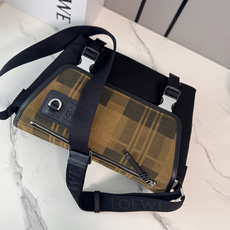 L⊚℮w℮🌟 高品质 (全钢五金)新款🆕中号帆布和磨砂绒面革Flex邮差包 采用梯形翻盖设计,饰有精致的 L⊚℮w℮🌟 高品质 (全钢五金)新款🆕中号帆布和磨砂绒面革Flex邮差包 采用梯形翻盖设计,饰有精致的
