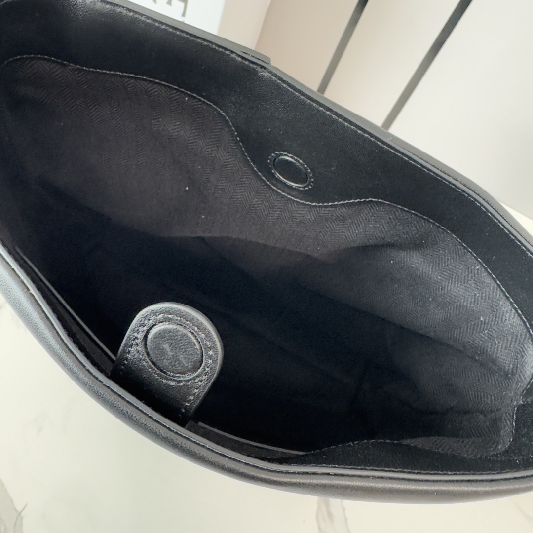 LO℮w℮🌟柔软纳帕羊皮革 DraPed 手袋别具一格，灵感源自 LOEWE 标志性成衣的垂坠廓形。柔软