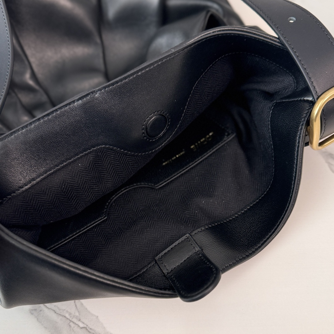 LO℮w℮🌟柔软纳帕羊皮革 DraPed 手袋别具一格，灵感源自 LOEWE 标志性成衣的垂坠廓形。柔软