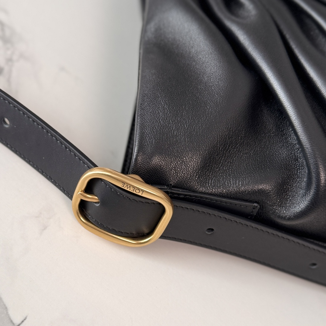 LO℮w℮🌟柔软纳帕羊皮革 DraPed 手袋别具一格，灵感源自 LOEWE 标志性成衣的垂坠廓形。柔软