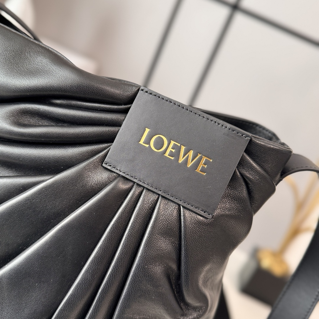 LO℮w℮🌟柔软纳帕羊皮革 DraPed 手袋别具一格，灵感源自 LOEWE 标志性成衣的垂坠廓形。柔软