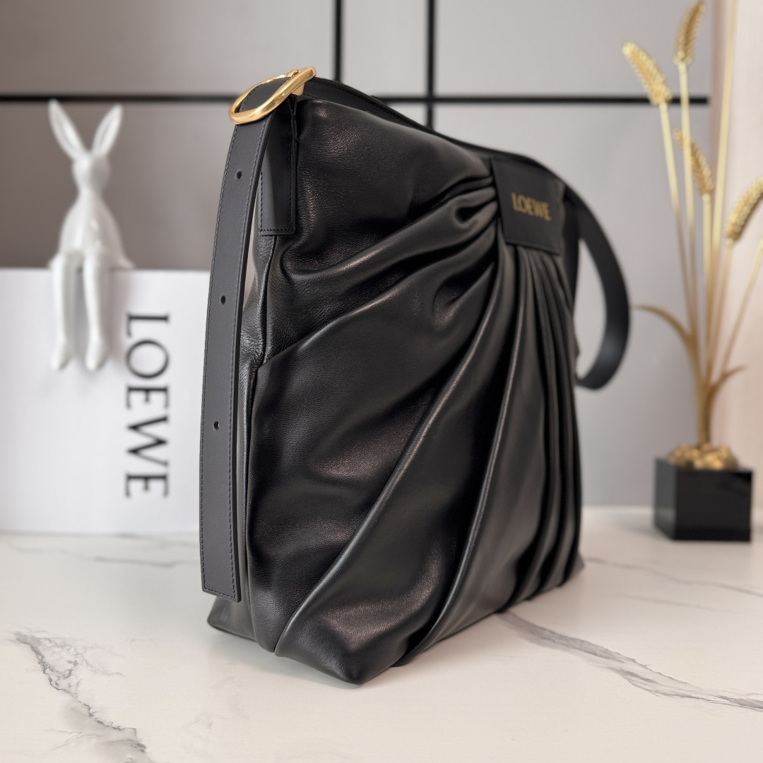 LO℮w℮🌟柔软纳帕羊皮革 DraPed 手袋别具一格，灵感源自 LOEWE 标志性成衣的垂坠廓形。柔软