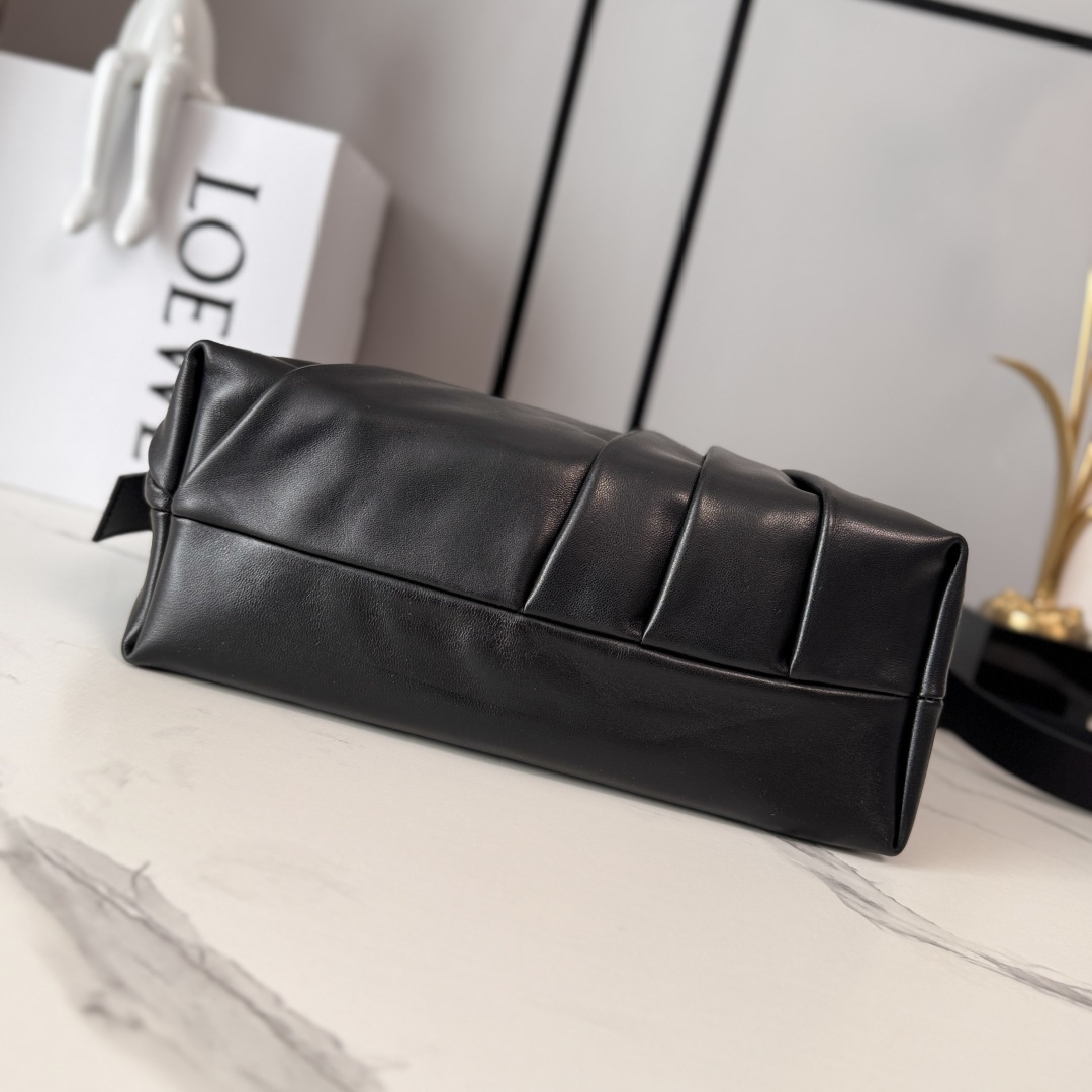 LO℮w℮🌟柔软纳帕羊皮革 DraPed 手袋别具一格，灵感源自 LOEWE 标志性成衣的垂坠廓形。柔软