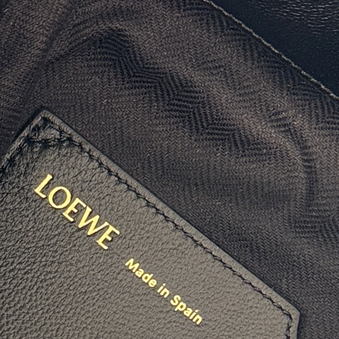 LO℮w℮🌟柔软纳帕羊皮革 DraPed 手袋别具一格，灵感源自 LOEWE 标志性成衣的垂坠廓形。柔软