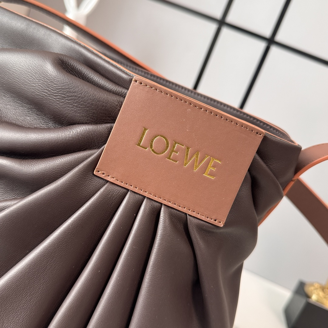 LO℮w℮🌟柔软纳帕羊皮革 DraPed 手袋别具一格，灵感源自 LOEWE 标志性成衣的垂坠廓形。柔软