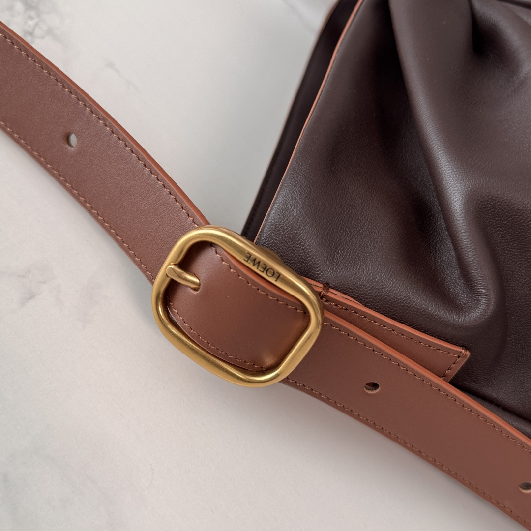 LO℮w℮🌟柔软纳帕羊皮革 DraPed 手袋别具一格，灵感源自 LOEWE 标志性成衣的垂坠廓形。柔软