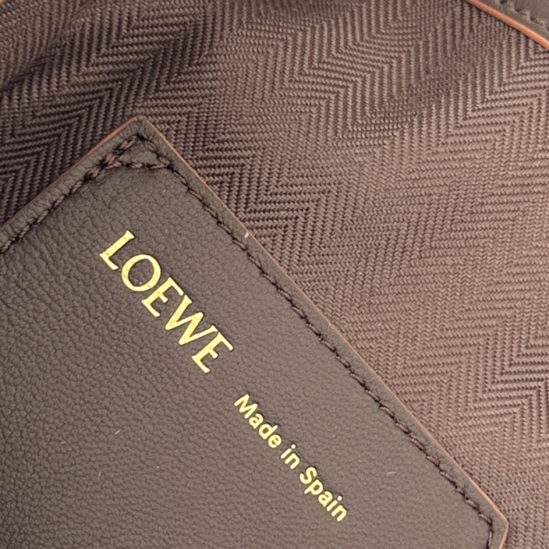 LO℮w℮🌟柔软纳帕羊皮革 DraPed 手袋别具一格，灵感源自 LOEWE 标志性成衣的垂坠廓形。柔软