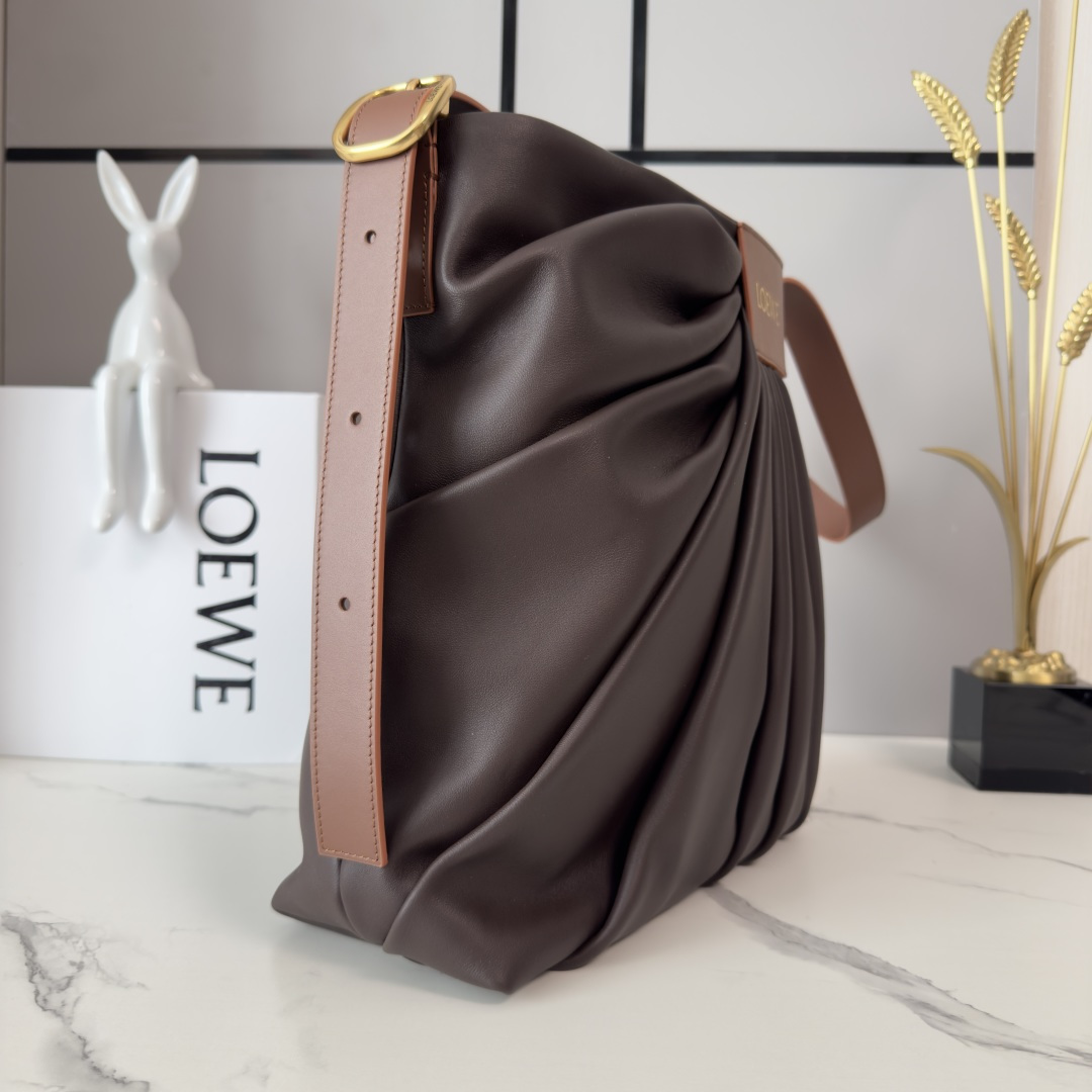 LO℮w℮🌟柔软纳帕羊皮革 DraPed 手袋别具一格，灵感源自 LOEWE 标志性成衣的垂坠廓形。柔软