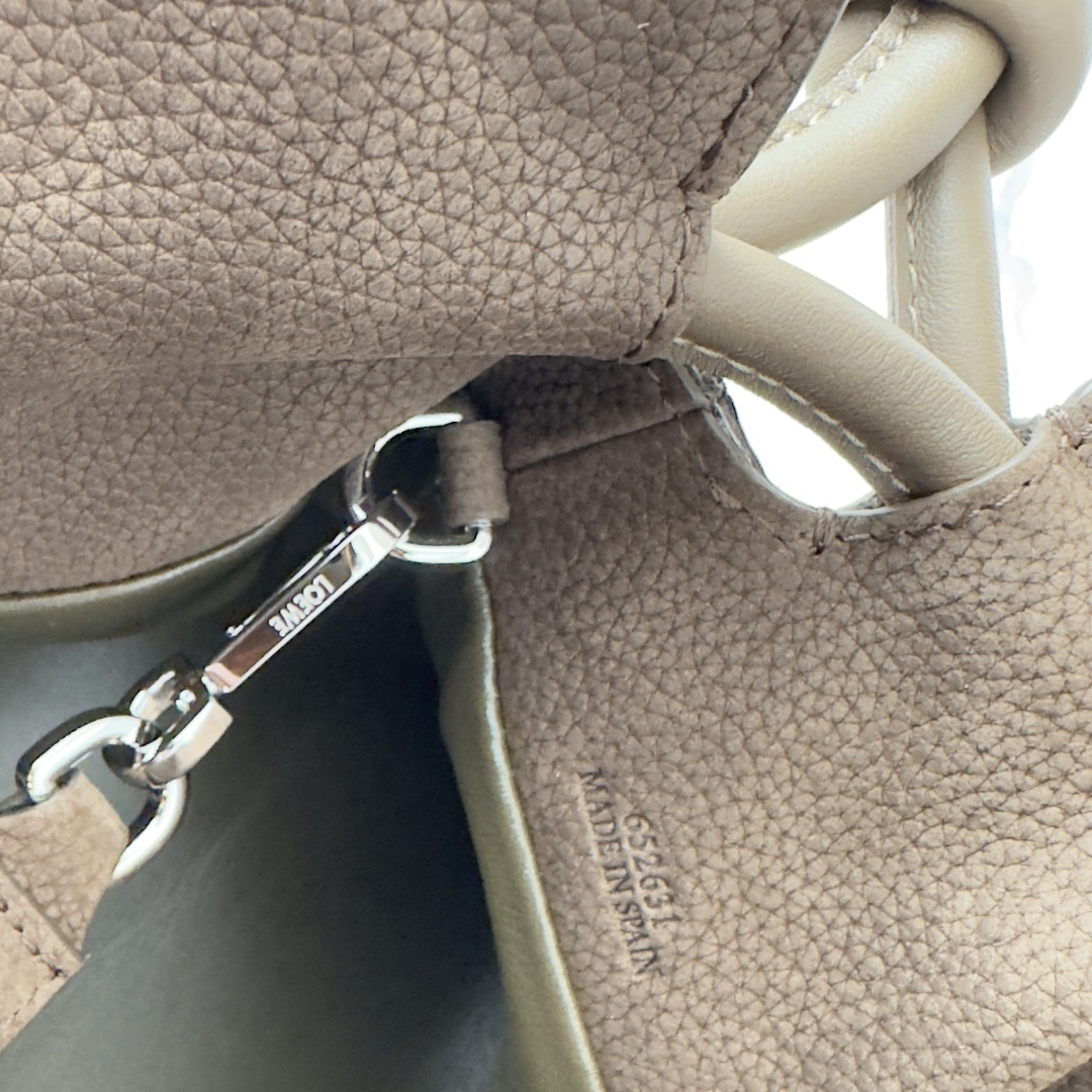 L⊚℮w℮🌟 新款 中号粒面 牛巴革Flamenco 福袋🆕手拿包以柔软材质造就慵懒风格，抽绳设计饰有历