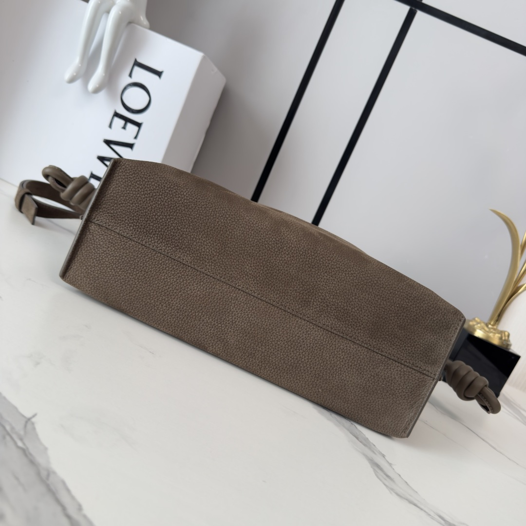 L⊚℮w℮🌟 新款 中号粒面 牛巴革Flamenco 福袋🆕手拿包以柔软材质造就慵懒风格，抽绳设计饰有历