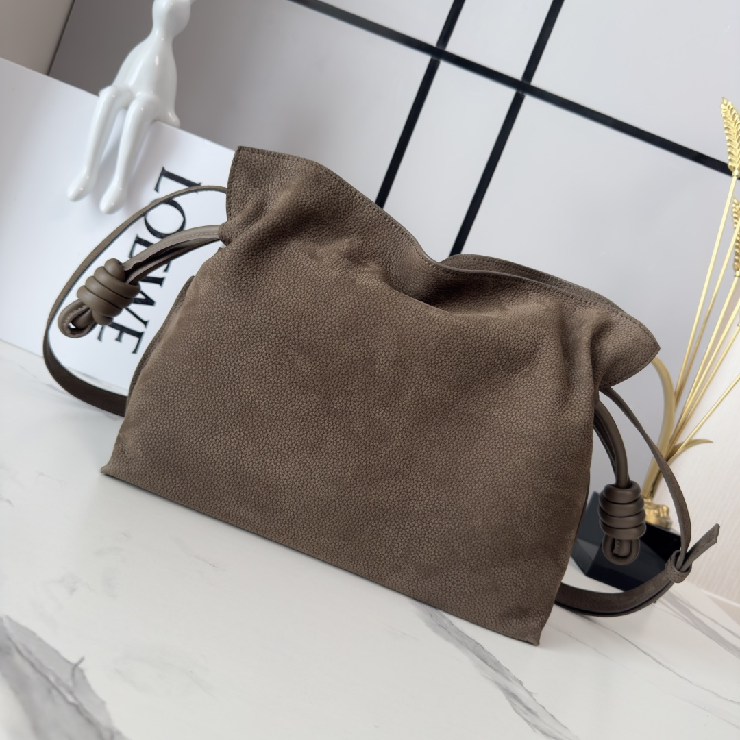 L⊚℮w℮🌟 新款 中号粒面 牛巴革Flamenco 福袋🆕手拿包以柔软材质造就慵懒风格，抽绳设计饰有历