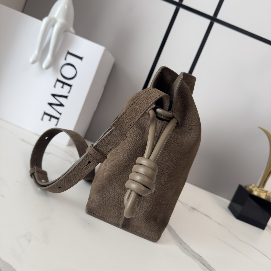 L⊚℮w℮🌟 新款 中号粒面 牛巴革Flamenco 福袋🆕手拿包以柔软材质造就慵懒风格，抽绳设计饰有历