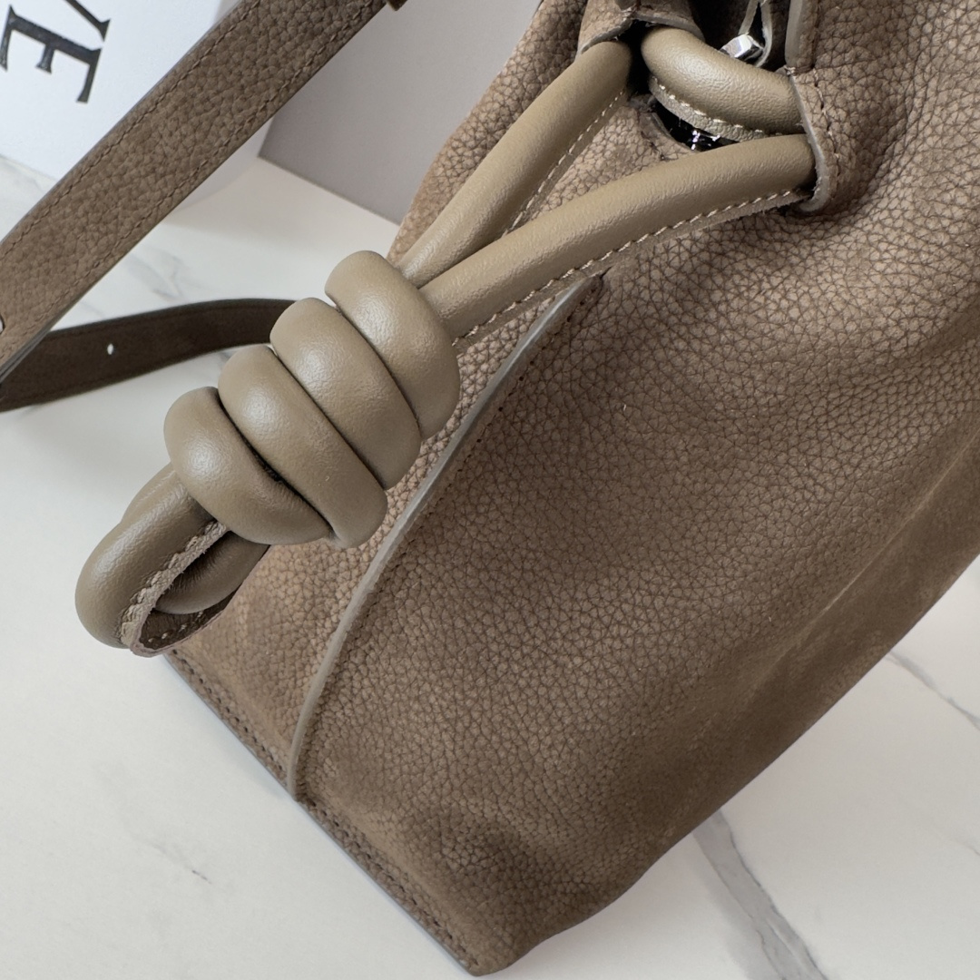 L⊚℮w℮🌟 新款 中号粒面 牛巴革Flamenco 福袋🆕手拿包以柔软材质造就慵懒风格，抽绳设计饰有历