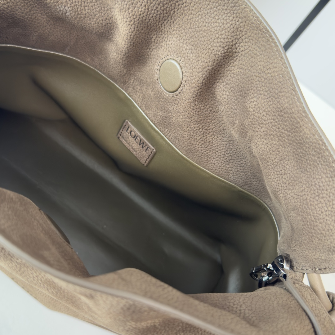 L⊚℮w℮🌟 新款 中号粒面 牛巴革Flamenco 福袋🆕手拿包以柔软材质造就慵懒风格，抽绳设计饰有历