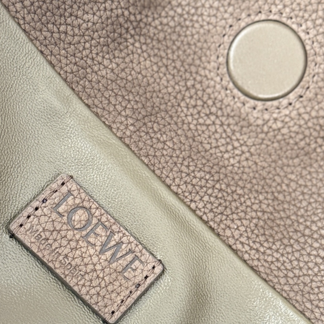 L⊚℮w℮🌟 新款 中号粒面 牛巴革Flamenco 福袋🆕手拿包以柔软材质造就慵懒风格，抽绳设计饰有历