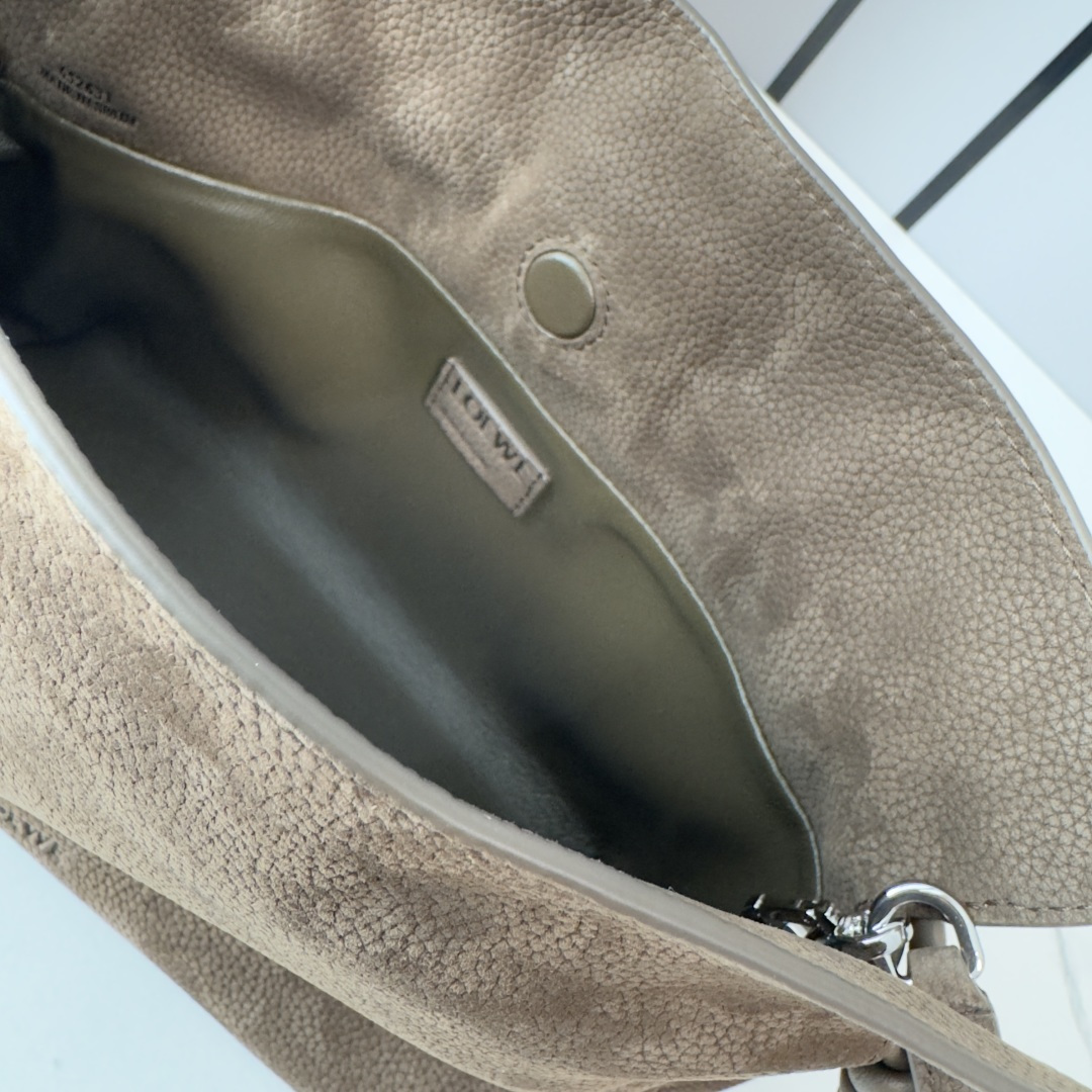 L⊚℮w℮🌟 新款 小号粒面 牛巴革Flamenco 福袋🆕手拿包以柔软材质造就慵懒风格，抽绳设计饰有历