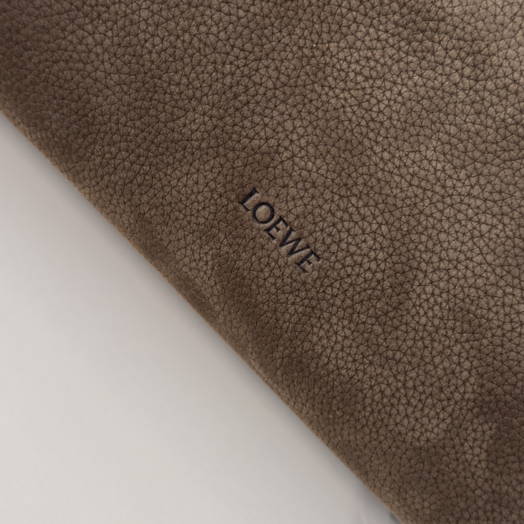 L⊚℮w℮🌟 新款 小号粒面 牛巴革Flamenco 福袋🆕手拿包以柔软材质造就慵懒风格，抽绳设计饰有历