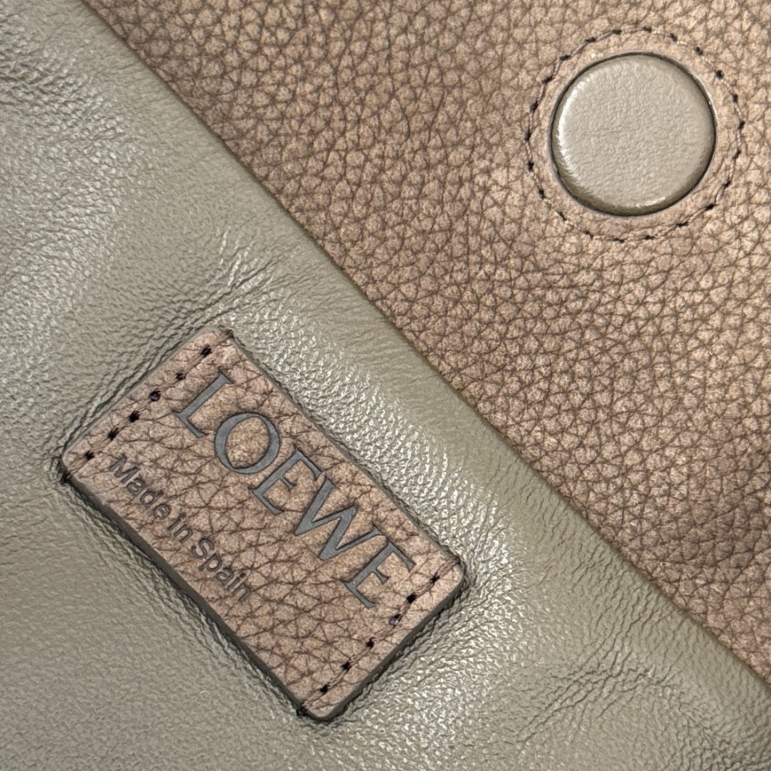 L⊚℮w℮🌟 新款 小号粒面 牛巴革Flamenco 福袋🆕手拿包以柔软材质造就慵懒风格，抽绳设计饰有历