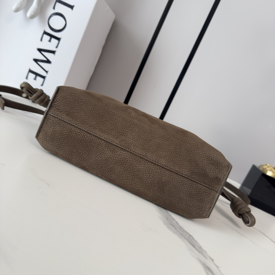 L⊚℮w℮🌟 新款 小号粒面 牛巴革Flamenco 福袋🆕手拿包以柔软材质造就慵懒风格，抽绳设计饰有历