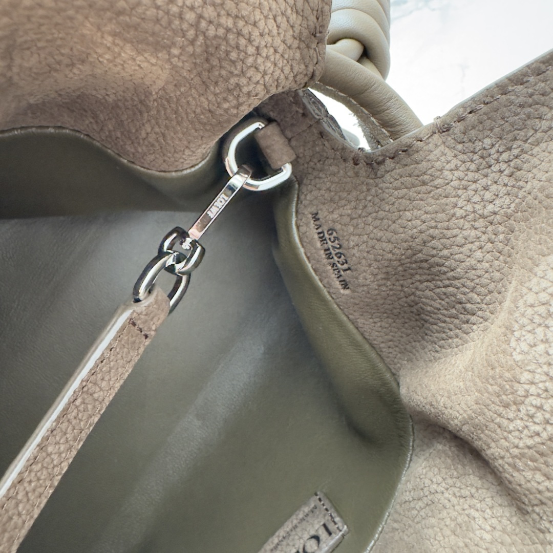 L⊚℮w℮🌟 新款 小号粒面 牛巴革Flamenco 福袋🆕手拿包以柔软材质造就慵懒风格，抽绳设计饰有历