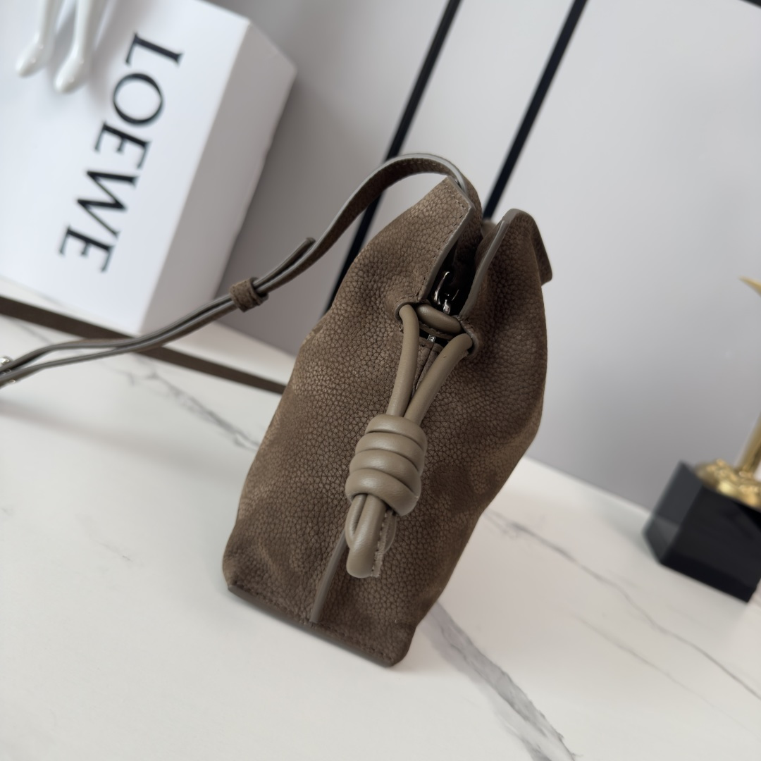 L⊚℮w℮🌟 新款 小号粒面 牛巴革Flamenco 福袋🆕手拿包以柔软材质造就慵懒风格，抽绳设计饰有历