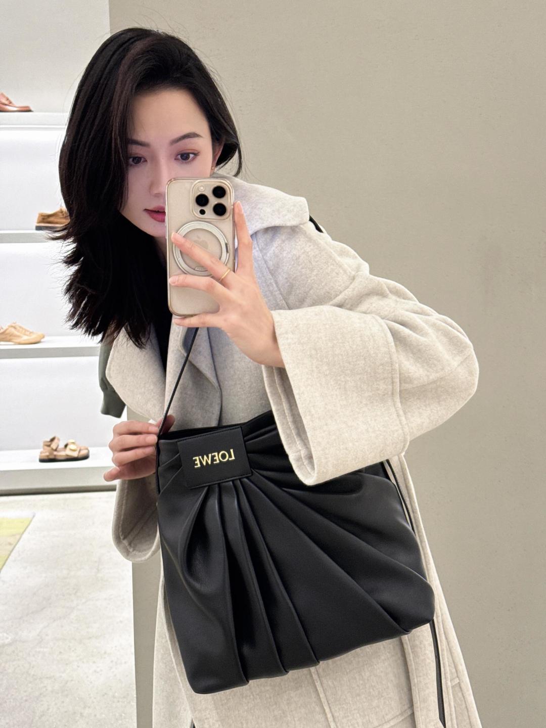 NO:687935,L's new bag | The one everyone is asking about is also available in black ~ Draped pleated Tote only has one size. Belt-style shoulder strap buckle can be adjusted at will. One-shoulder cross-body MELLOW Napa leather, round and plump feel. The size can accommodate Iad. Commuting and leisure, new Draped, Louis vuitton19860909L家新款包包| 都在问的这一只还有黑色～ 垂坠褶皱Tote仅一个Size 腰带式肩带扣环可随意调节腋下单肩斜挎 MELLOW 纳帕皮革,圆润和丰盈的手感 大小可以容纳Iad 通勤休闲都,新款Draped,louis vuitton,Bag