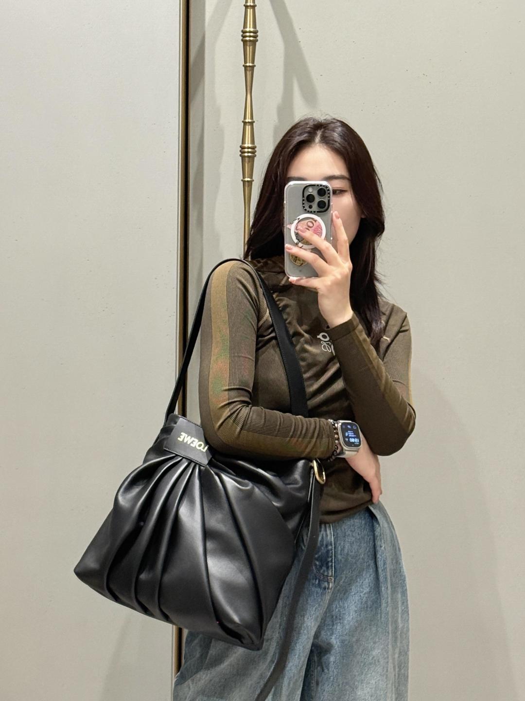 NO:676441,Luojia | The most pleated leather jacket on the Internet. It can actually be made into a handbag. The upper body is also very beautiful. The capacity is also good. It is stress-free to carry a computer. I have to say that the wide shoulder strap is also very considerate. It is a shoulder/crossbody handbag that can be carried by small people. New Draped, loewe, leather jacket19860909罗家｜全网最的褶皱款皮衣 居然还能做成手袋 上身也太好看了 容量也不错 背个电脑无压力的 不得不说配宽肩带也很贴心了 是小个子也能驾驭的单肩/斜挎手袋,新款Draped,loewe,leather jacket,Bag