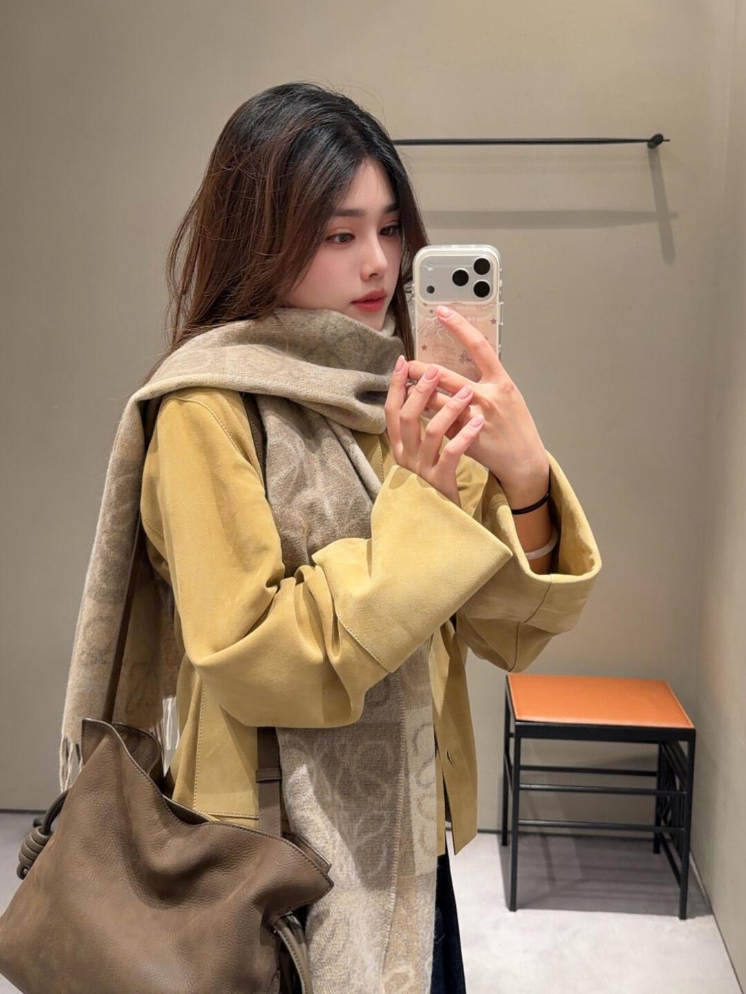 NO:676425,A different gift for 2026. Luo Yiwei’s retro nubuck leather bag series this season is the C-level debut!  Velvety smooth nubuck leather and nappa sheepskin lining, full of high-end feel~, Flamenco lucky bag (medium size), loewe, sheepskin198609092026不一样的礼物 罗意威这一季的复古牛巴革包包系列,出道即C位！ 天鹅绒般丝滑的质地牛巴革皮质 纳帕羊皮衬里,满满的高级感～,Flamenco福袋（中号）,loewe,sheepskin,Bag