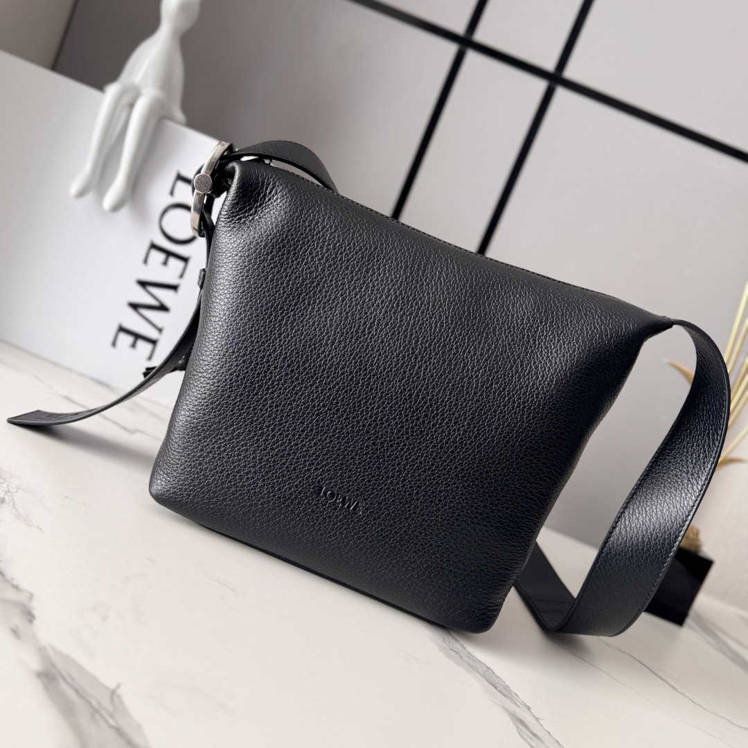 NO:676429,LOw's new soft deer-grained cow leather Loop Hobo handbag features soft trend lines that can smoothly fit the body shape. The loop strap can be adjusted with the iconic buckle for flexibility. This version is made of soft deer-grained cowhide. It can be carried on the shoulder or crossbody. *Adjustable inner shoulder strap *Zip closure, cowhide zipper pull *An internal patch pocket. Canvas leather lining size 29*10.5*22cm  Model 652561 (with complete packaging), men's messenger bags, satchels, crossbody bags, cowhide19860909LOw新款柔软鹿纹粒面牛皮革Loop Hobo 手袋呈现柔软的流行线,可流畅贴合体形.环带可通过标志性搭扣进行调整,灵活多变.此版本采用柔软鹿纹粒面牛皮革制成.可肩背或 斜挎包.*调节里肩带*拉链开合,牛皮革拉链头*一个内部贴袋.帆布革衬里 size29*10.5*22cm 型号652561（配全套包装）,男款邮差包,satchels,crossbody bags,cowhide,Bag