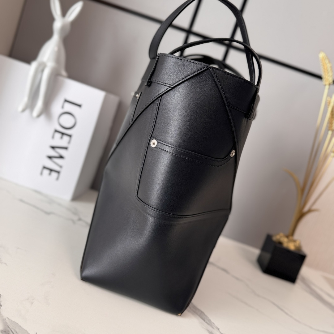 L⊚℮w℮新款🆕亮面牛皮革 Puzzle Fold Tote采用标志性包袋的标志性几何线条，并通过图形和