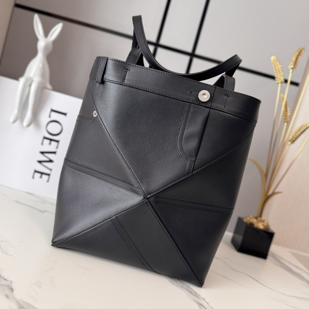 L⊚℮w℮新款🆕亮面牛皮革 Puzzle Fold Tote采用标志性包袋的标志性几何线条，并通过图形和