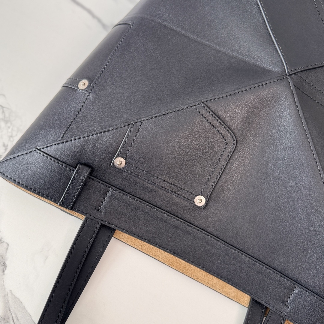 L⊚℮w℮新款🆕亮面牛皮革 Puzzle Fold Tote采用标志性包袋的标志性几何线条，并通过图形和