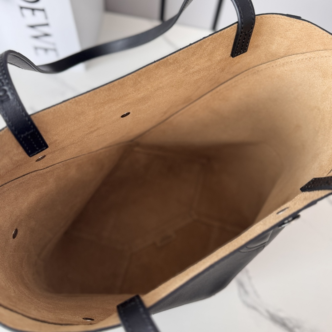 L⊚℮w℮新款🆕亮面牛皮革 Puzzle Fold Tote采用标志性包袋的标志性几何线条，并通过图形和