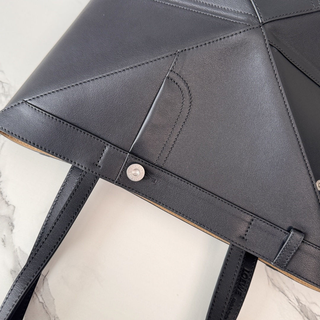 L⊚℮w℮新款🆕亮面牛皮革 Puzzle Fold Tote采用标志性包袋的标志性几何线条，并通过图形和