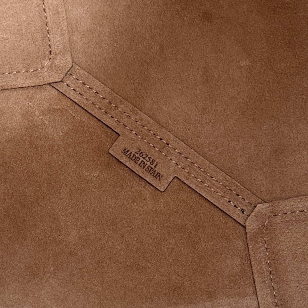 L⊚℮w℮新款🆕亮面牛皮革 Puzzle Fold Tote采用标志性包袋的标志性几何线条，并通过图形和