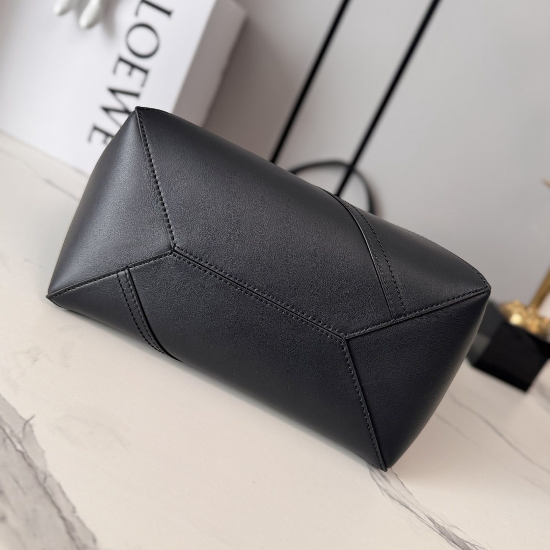 L⊚℮w℮新款🆕亮面牛皮革 Puzzle Fold Tote采用标志性包袋的标志性几何线条，并通过图形和