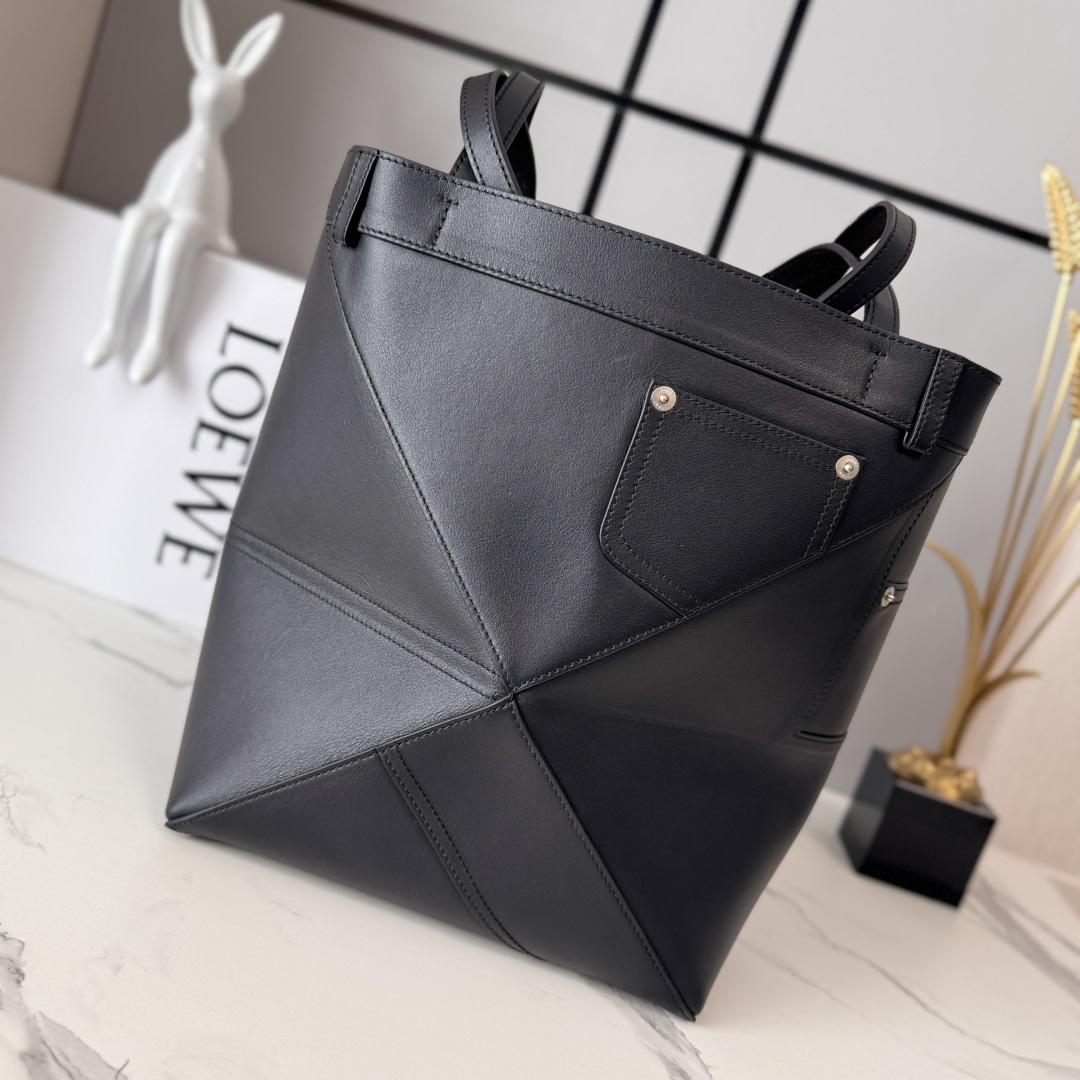 L⊚℮w℮新款🆕亮面牛皮革 Puzzle Fold Tote采用标志性包袋的标志性几何线条，并通过图形和