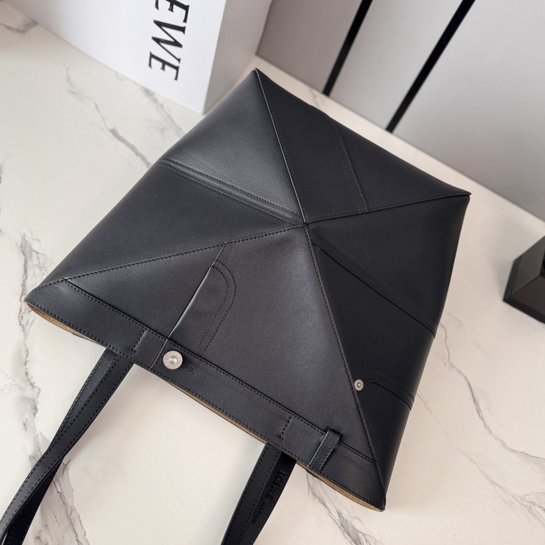 L⊚℮w℮新款🆕亮面牛皮革 Puzzle Fold Tote采用标志性包袋的标志性几何线条，并通过图形和